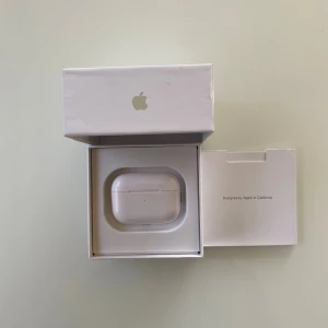 AirPods Pro (2nd generation, USB-C) - Säljer ett par AirPods Pro (2nd generation) med USB-C, komplett med originalkartong, extra öronproppar i olika storlekar och laddkabel. Hörlurarna och tillbehören är i mycket fint skick, ser knappt använda ut.