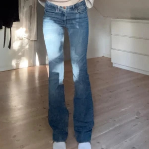 Lågmidjade bootcut jeans från Zara - Säljer dessa snygga blå lågmidjade bootcut jeans från Zara i storlek 34. Jeansen är långa i modellen, för referens är jag 167cm💙