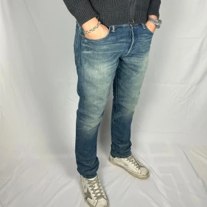 Blå jeans från Polo Ralph Lauren - Snygga jeans från Polo Ralph Lauren av modell Sullivan Slim. Storlek: 33/32 - Skicket på jeansen är väldigt bra utan defekter - Mitt pris: 500kr - Nypris: 1799kr - Modellen är 185cm och väger 75kg. Hör av dig vid frågor eller funderingar! 