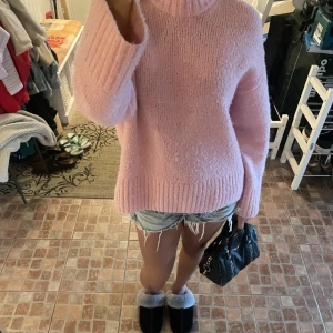 Stickad tröja - Säljer den här så så fina stickade tröjan!💕 Jag köpte den här på plicj men säljer vidare på grund av att den inte kommer till användning. Bilderna är lånade men det är bara att skriva om fler bilder!🌟