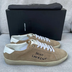 Saint Laurent skor(nyskick) - Hej! Säljer nu dessa sjukt snygga ysl skor. Skorna är i toppskick! Har begränsat antal boxar och dustbag. Hör av dig vid frågor. 