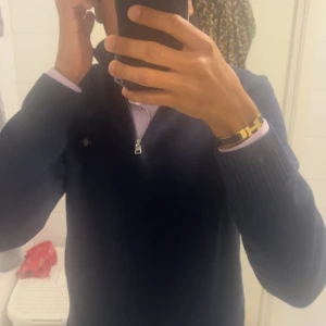 Mörkblå half zip tröja från Gant - Säljer min snygga halvzip från Gant i storlek M. Inga defekter. 