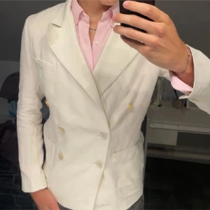 Ralph Lauren Linne kavaj - Vit linne Kavaj med dubbelknäppning från Ralph Lauren, kick: 8/10 Storlek: S passar M också. Pris 850kr, nytt pris 4500kr+ 