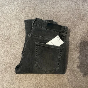 Grå jeans - Säljer ett par helt nya mango jeans | strl 27/32
