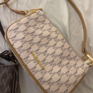 Beige axelväska från JUCWENCMILAN - Väska i beige, (säljer även den bruna)