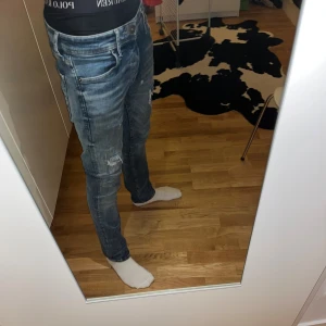 Jack and Jones jeans - Feta Jack and Jones jeans med slitningar. Sjukt snygg färg och de är slim fit. Storlek W28 L30. Skicketr super bra, inga defekter. De är för små för mig som e 173. Vid frågor eller funderingar är de bara att kontakta✅