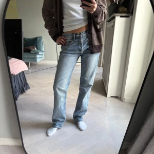 Ljusblå raka jeans - Säljer ett par brandy Melville jeans med rak passform och låg midja. 