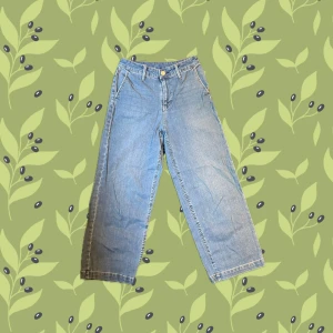 Blå wide jeans XS - Säljer ett par superfina blåa wide jeans från Muji som inte längre finns i Sverige. Skulle säga att de passar midwaist/ highwaist. Tveka inte att höra av er vid frågor!