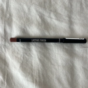 Rimmel läppenna Cappuccino 705 - Snygg läppenna från Rimmel London i färgen Cappuccino 705. Använd 1 gång