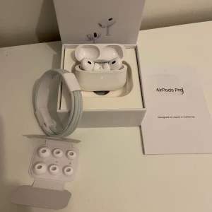 AirPods Pro (2nd generation) MagSafe USB-C - Det jag säljer är oöppnade bilderna visar vad som ingår. Vid köp fraktar jag inom 1-2 dagar📦