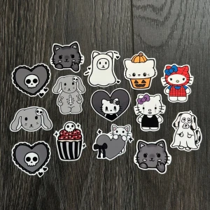 Halloween stickers 🖤 - Klistermärken med halloween inspiration, designade av oss 🖤8 kr styck eller mängdrabatt! Går att köpa via plick köp nu (kontakta oss) eller med frimärke (18 kr)  