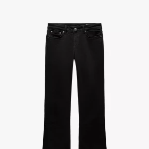 Svarta bootcut jeans - Svarta jeans med klassisk femficksdesign och bootcut-snitt. Byxorna har en lågmidja midja och raka ben som blir något utsvängda nedtill. Perfekta för dig som gillar en tidlös och clean look.