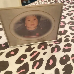 Glasramar för foton, 3-pack - Snygga glasramar med metallkant, passar perfekt för foton eller små konstverk. Säljes i 3-pack. Ramarna är i gott skick med mindre spår av användning, någon liten repa kan förekomma. Stilren design som passar de flesta hem.