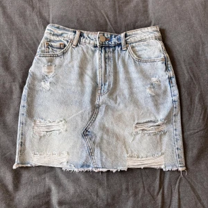 Ljusblå jeanskjol  - Skitsnygg jeanskjol men tyvärr för stor för mig, storlek M💖