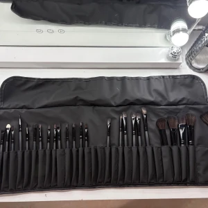 Stort set med svarta sminkborstar - set med svarta sminkborstar i olika former och storlekar, perfekt för både ansikte och ögon. Saknar 3 pga borttappade. Resten är i fint skick och rengjorda innan jag postar.