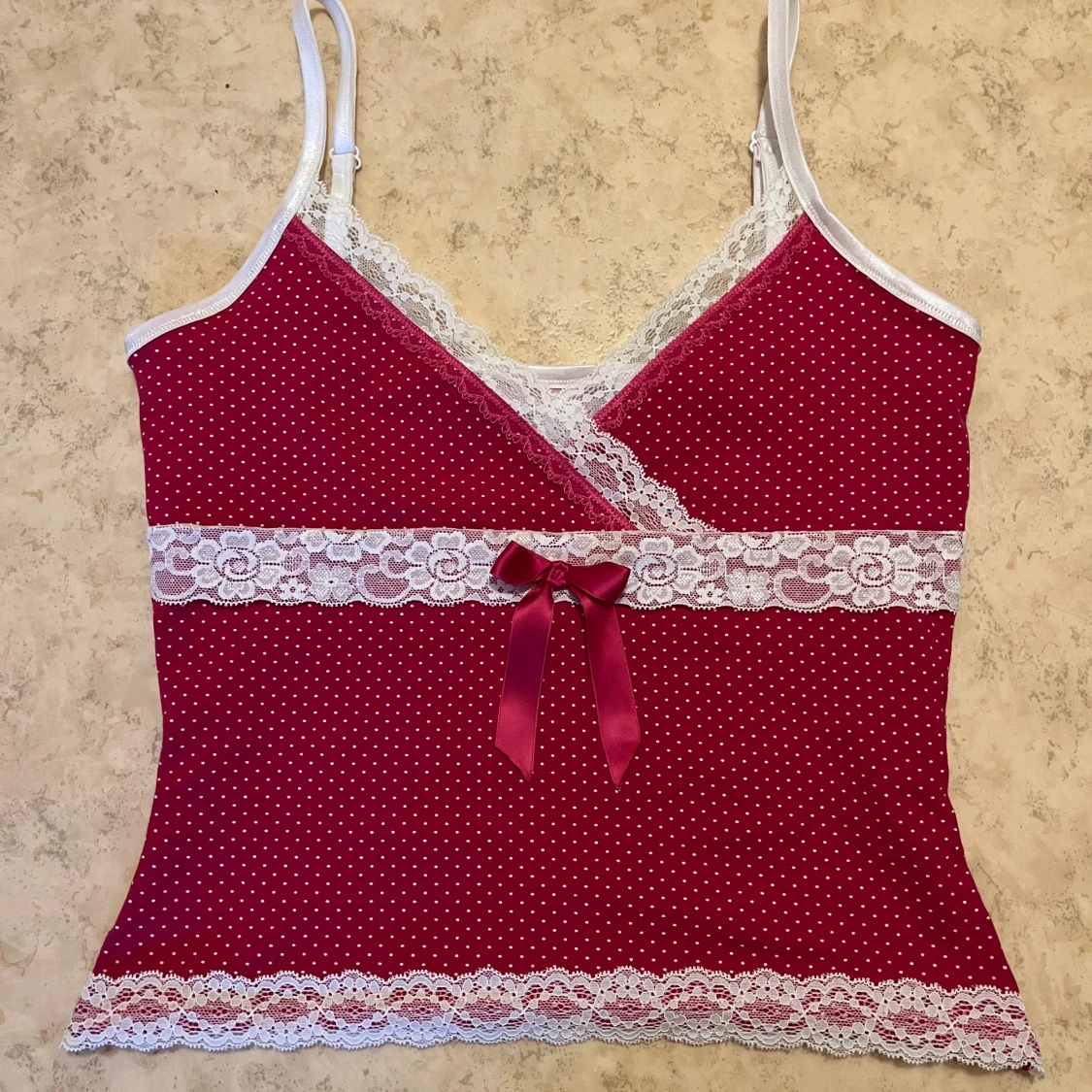 Rosa prickig topp med spets och rosett - 1