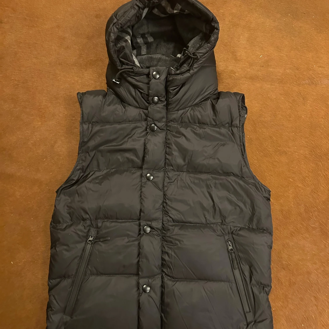 Svart Burberry pufferjacka med huva - 2