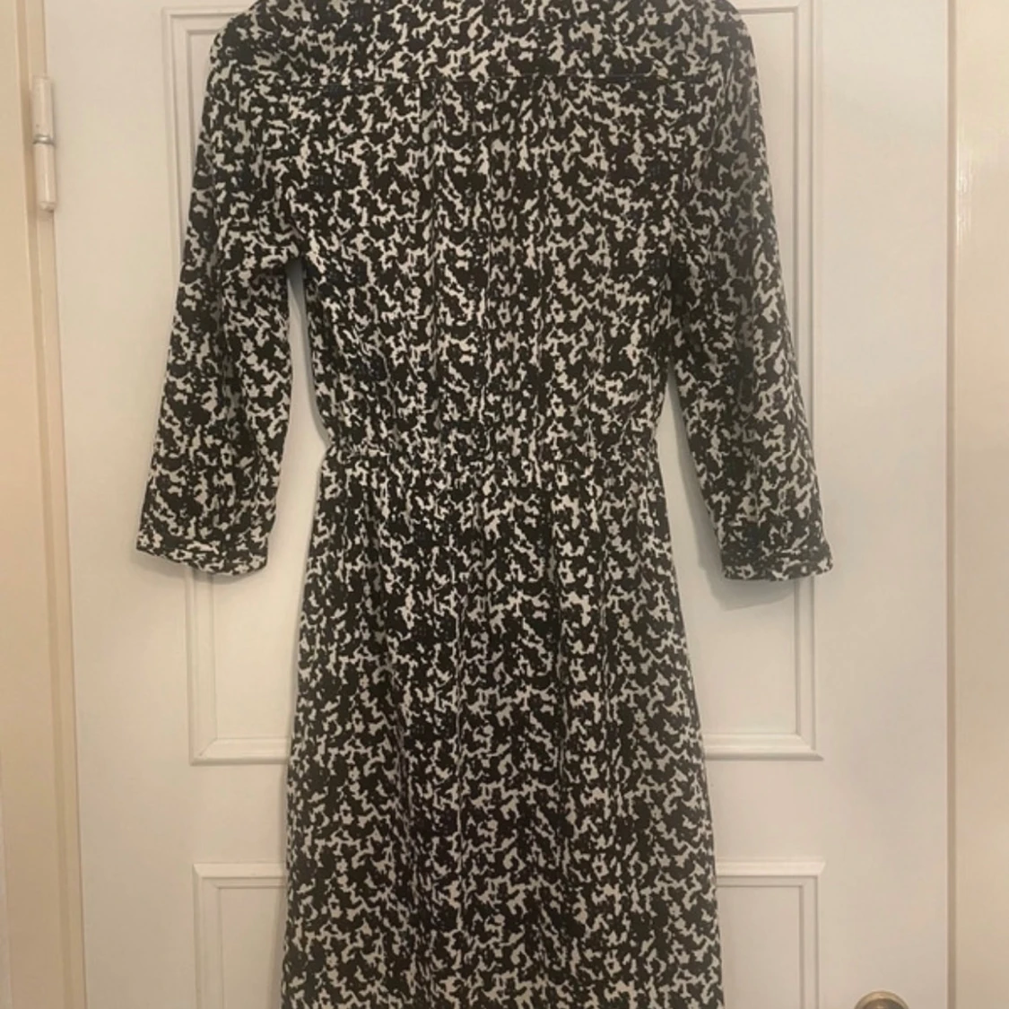 H&M klänning i svart/vitt/blått med knappar, - 4