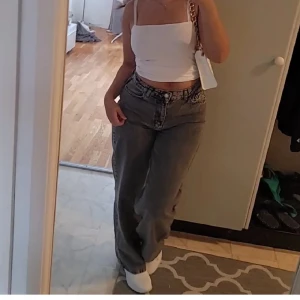 Grå wide jeans - Säljer ett par gråa wide jeans. Köptes här på plick, så vet inte märket. Jag är 160 cm. 💕🙌