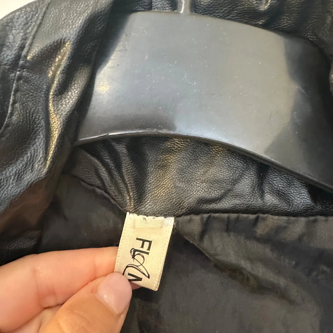 Svart pufferjacka i skinnlook från Flm - 1