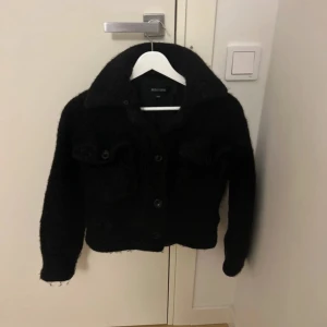 Svart teddyjacka från Meotine - Säljer en svart teddyjacka från Meotine i storlek S/M. Jackan har en boxig, croppad passform, stora bröstfickor med knappar och mjukt, fluffigt material. Perfekt för dig som vill ha en trendig och mysig jacka med cool attityd. Det är storlek S/M men min mor la den i tvätten så den har blivit betydligt mindre så skulle säga att den är xs 