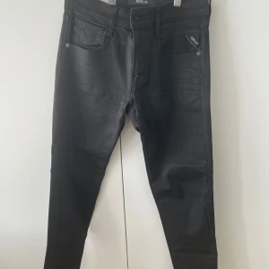 Svarta Replay jeans Jondrill skinny - Säljer ett par svarta Replay Jondrill jeans med skinny fit. Jeansen har klassisk femficksdesign, smal passform och är tillverkade i stretchigt jeanstyg för extra komfort. Perfekta för dig som gillar en tajt och modern look.