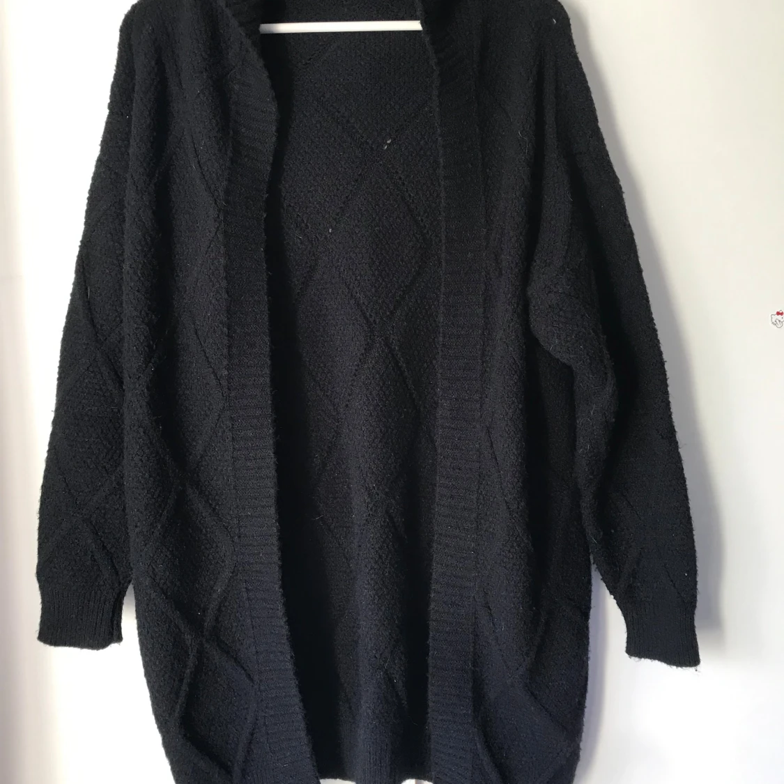 Svart stickad kofta med strukturmönster