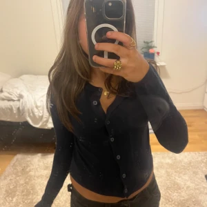 Mörkblå croppad kofta med knappar - Supersnygg och tidlös kofta i mörkblått med knappar framtill. Skönt tyg och stretchig passform – funkar lika bra till vardags som till festligare tillfällen🩵