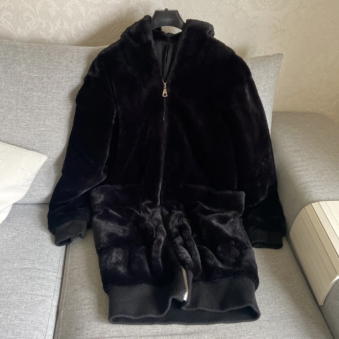 Svart pälsjacka med huva st.M - 2