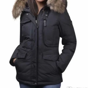 Hollies Jacka Med Äkta Päls - Säljer en Livigno Dunjacka med äkta päls från hollies! Skriv om ni har några frågor!💗