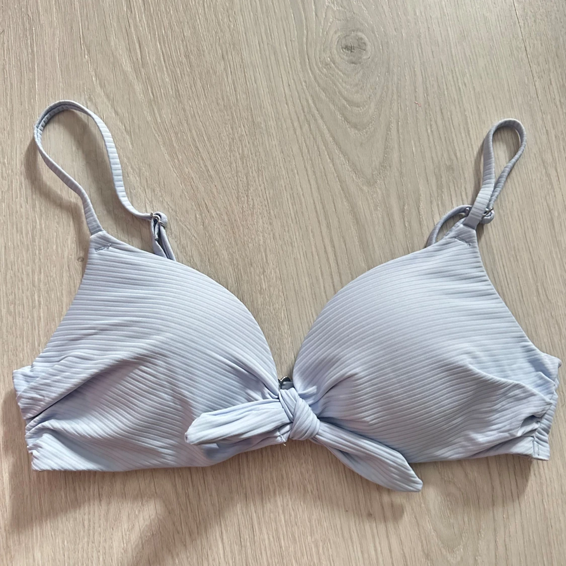 Ljusblå ribbad bikiniöverdel med knyt