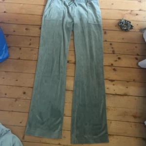 Gröna mjukisbyxor Juicy Couture M - Snygga gröna mjukisbyxor från Juicy Couture i storlek M. Jätte fina, kan dock tyvärr inte ha längre fattas 2 saker syns på bilden.. plus en fläck men inget man tänker på