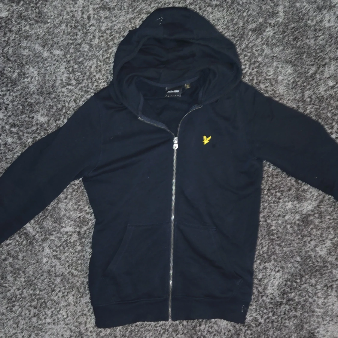 Mörkblå hoodie från Lyle & Scott