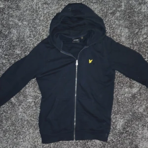 Mörkblå hoodie från Lyle & Scott - Mörkblå hoodie från Lyle & Scott. Riktigt fräsch och välvårdad. Perfekt för en clean look. Hör av er vid funderingar Orginalpris 999