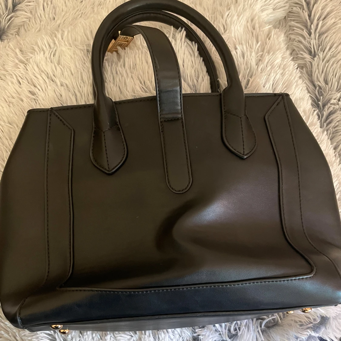 Svart handväska med gulddetalj - 2