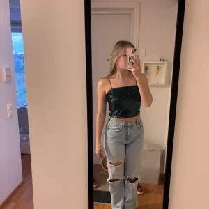 Grön paljettopp från Lindex - Supersnygg grön paljettopp från Lindex med tunna axelband. Säljs i storlek S. Använd en gång. Annonsen finns på flera ställen så skriv till mig innan ni trycker på köp🫶🏻