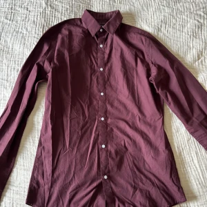 Skjorta  - Fin vinröd skjorta i stl S från H&M. Inga fläckar och fint skick. 