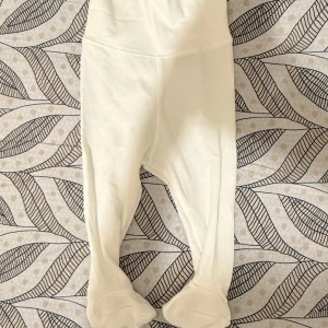 Vita baby byxor med fot - Söt baby byxor 4-6 månaders bra material använd fåtal gånger ☺️