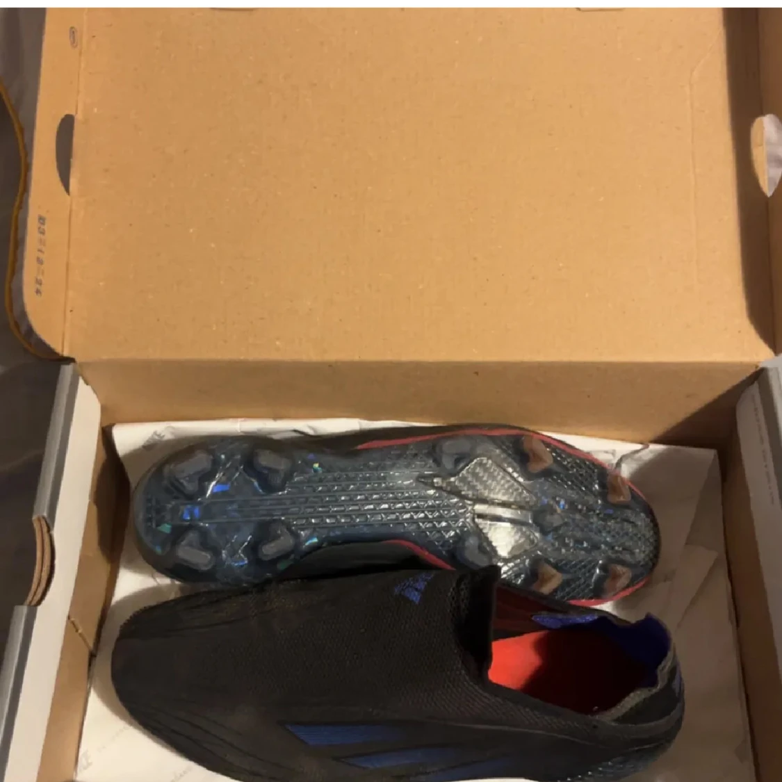 Adidas svarta fotbollsskor