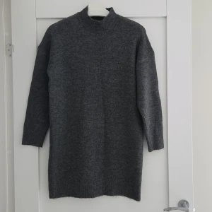 Mörkgrå stickad tröja/klänning från JDY - Mysig mörkgrå stickad tröja/klänning från jdy.Innehåller bla akryl och ull.Aldrig använd💕