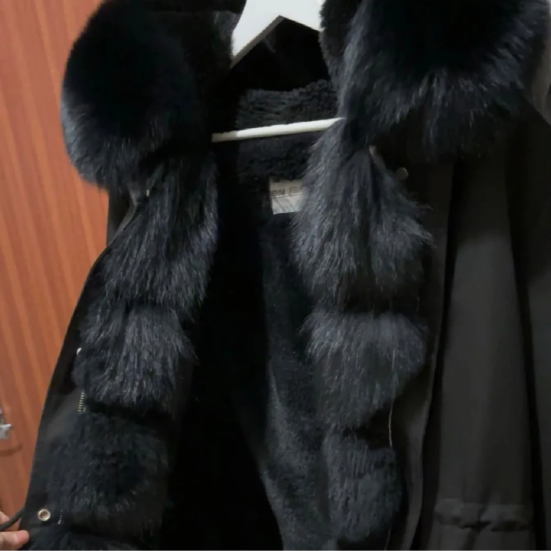 Svart pälsjacka med fluffig krage