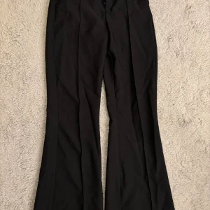 Svarta kostymbyxor Gina Tricot XS - Snygga svarta kostymbyxor från Gina Tricot i storlek XS. Byxorna har lite utsvängda ben. 