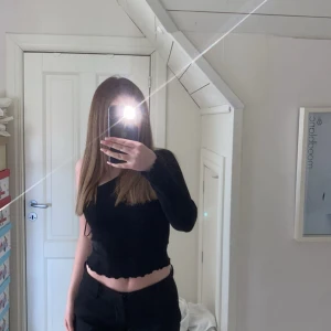 Svart topp - Säljer en svart topp med en ärm. Supersnygg och verkligen en topp som kan användas till finare tillfällen.