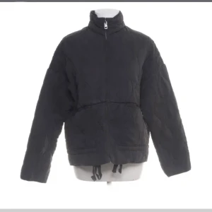 Zara jacka - Svart quiltad jacka från zara, köpte från sellpy men den har prislapparna kvar🤍