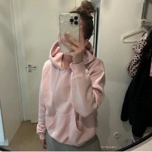 Hoodie från Gina Tricot - Hoddie i en söt rosa färg från Gina Tricot. Storlek S men passar även M och XS beroende på hur man vill att den ska sitta. Nypris: 359kr. I bra skick!