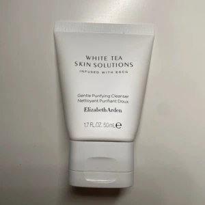 Elizabeth Arden White Tea Cleanser 50ml - White Tea Skin Solutions Gentle Purifying Cleanser från Elizabeth Arden, 50 ml. Vit tub i plast med skruvlock. Rengör huden skonsamt och innehåller EGCG från vitt te. Perfekt för dig som vill ha en fräsch och ren känsla i ansiktet.