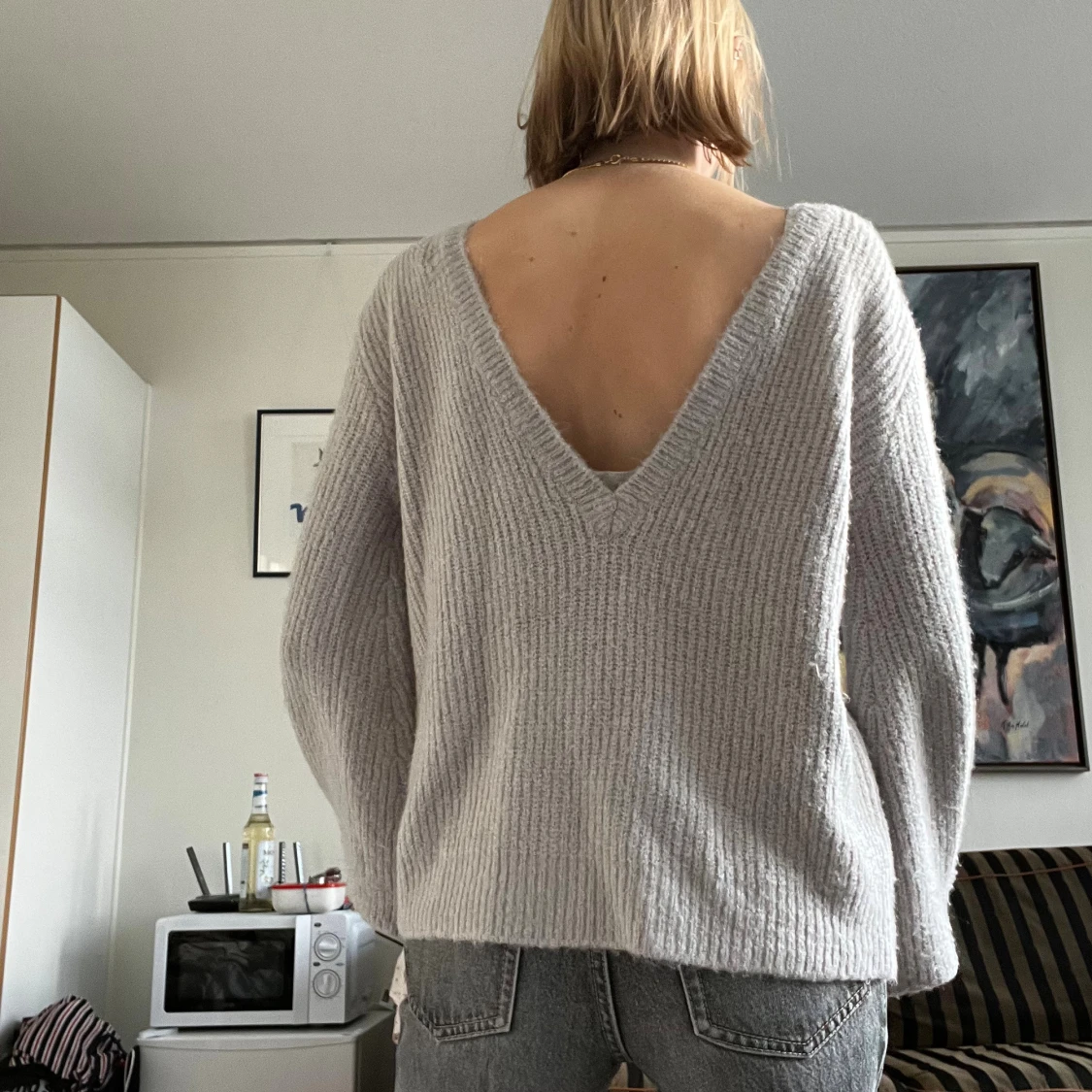 Ljusgrå stickad tröja med v-ringning - 4