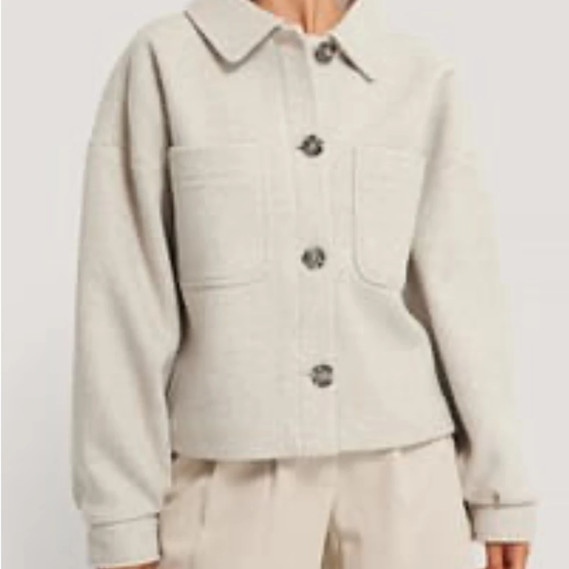 Beige overshirt med stora fickor