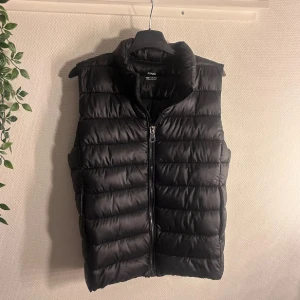 Väst - Väst från mango som aldrig har använts. Storlek M men sitter bra som en S också. Pris går att diskuteras!