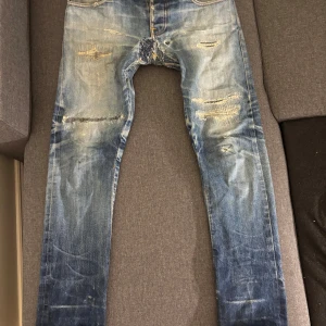 Selvedge jeans - Säljer mina selvedge jeans från nudie (modell grim tim) efter mycket andvändning, storlek W33L32  men passar mig som är  181/64. kg .skicket är 8/10 de är fof stabila i tyget och de är it så tunna som jeans kan bli efter mycket andvändning. Alla slitningar/hål är lagade och det finns inga öppna hål. Priset är inte hugget i sten, komm med förslag jag vill få iväg dom snabbt